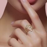 ⁦خاتم ذهب عيار 21 الوزن 2.69 جرام تصميم ناعم يضيف لمسة جمال خاصة⁩ - الصورة ⁦2⁩