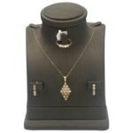 نصف طقم ذهب عيار 18 الوزن 5.70 جرام