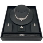 طقم ابيض ذهب عيار 18 الوزن 25.67 جرام