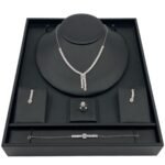 طقم ابيض ذهب عيار 18 الوزن 13.64 جرام