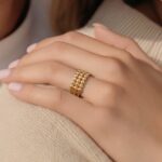 ⁦خاتم ذهب عيار 21 وزن 1.66 جرام تصميم أنثوي يمنحك حضورًا لافتًا⁩ - الصورة ⁦2⁩