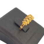 ⁦خاتم ذهب عيار 21 وزن 0.96 جرام تصميم راقٍ يناسب كل المناسبات⁩ - الصورة ⁦2⁩