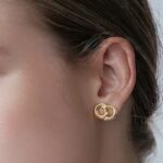 ⁦حلق طبي ذهب عيار 18 الوزن 0.25جرام⁩ - الصورة ⁦2⁩