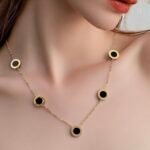 عقد تشوكر  ذهب عيار 18 الوزن 1.66 جرام