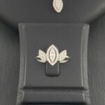 ⁦طقم ابيض ذهب عيار 18 الوزن 7.59 جرام⁩ - الصورة ⁦4⁩