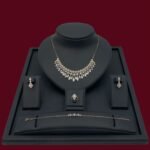 طقم ابيض ذهب عيار 18 الوزن 14.81 جرام