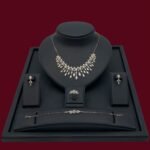 طقم ابيض ذهب عيار 18 الوزن 15.89 جرام
